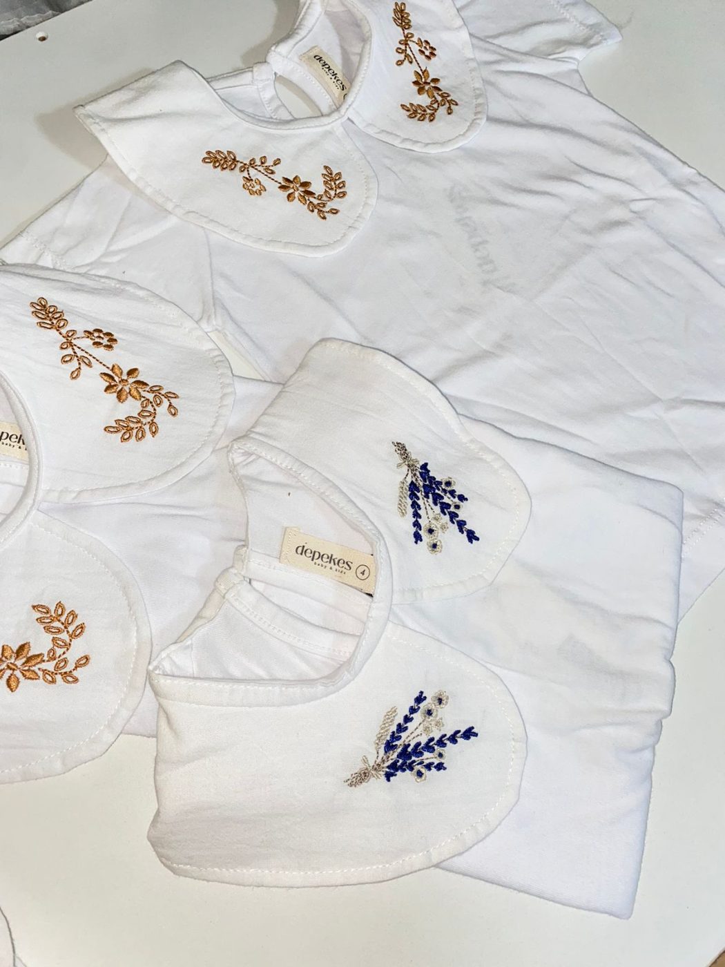 Remera con cuello bordado