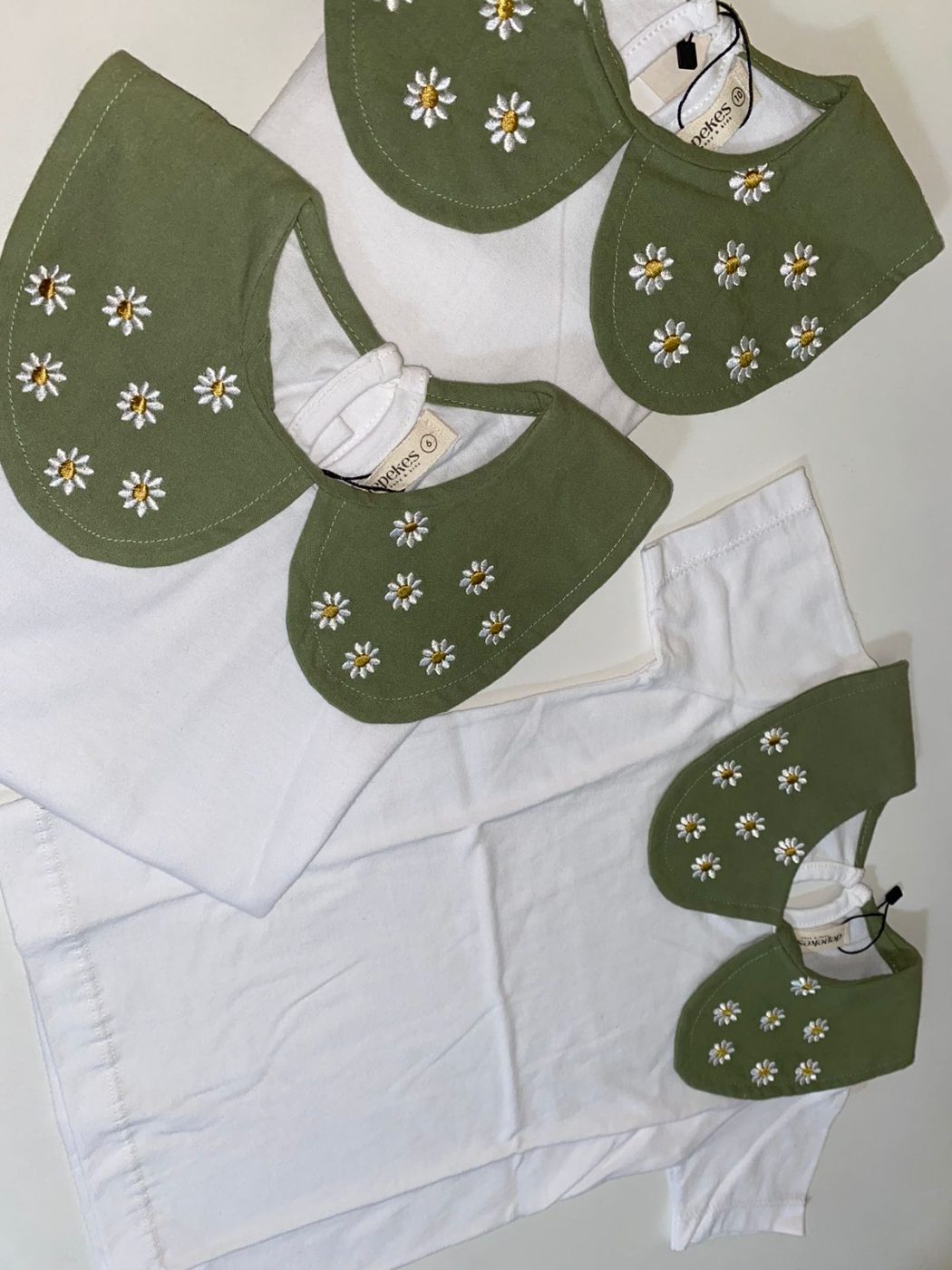 Remera con cuello margaritas