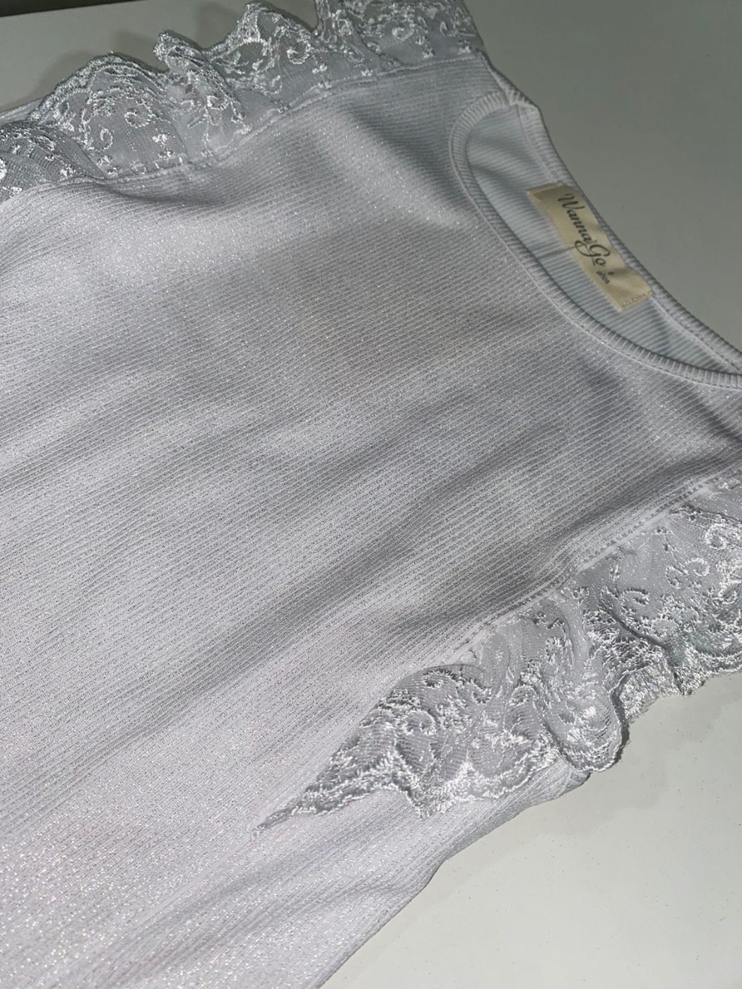 Remera con glitter y volados