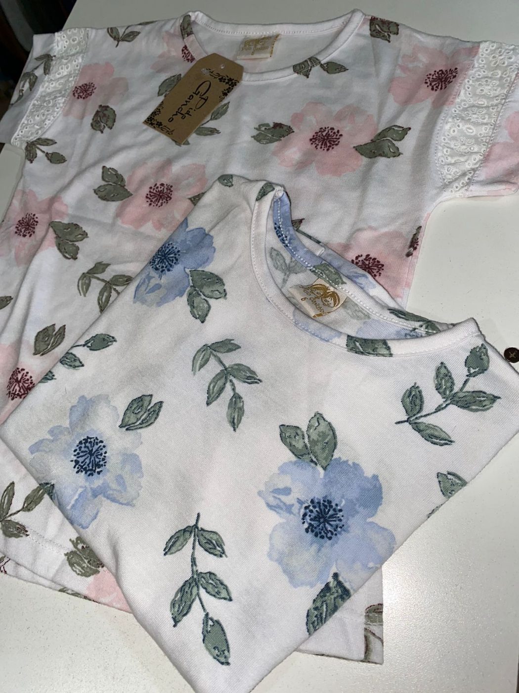 Remera floreada con broderie