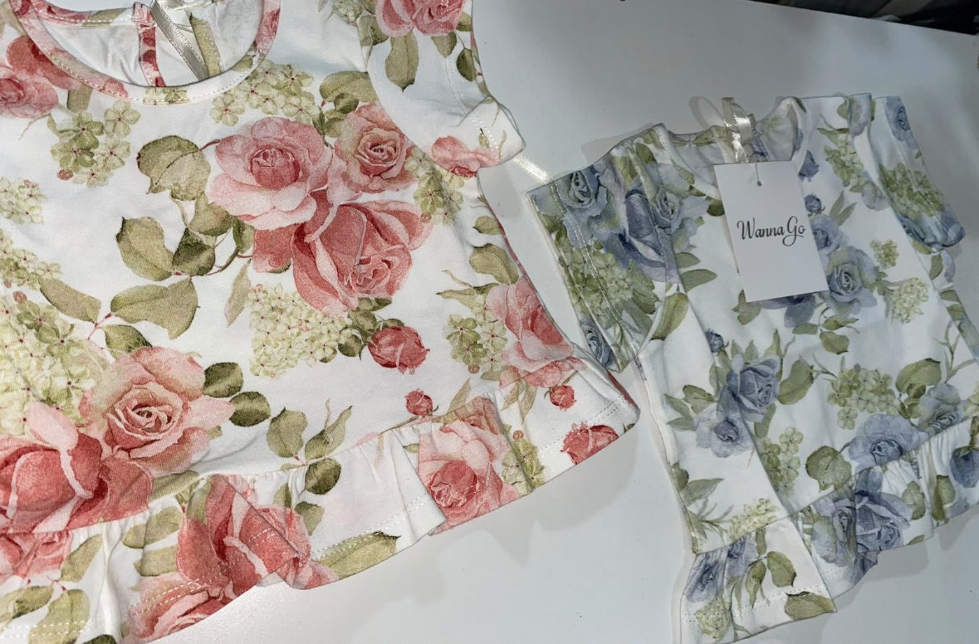 Remera rosas con volado