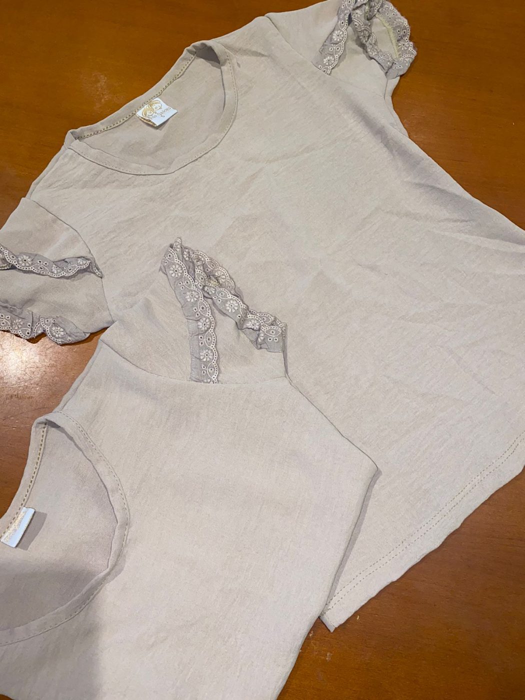 Remera simil lino con detalles en las mangas